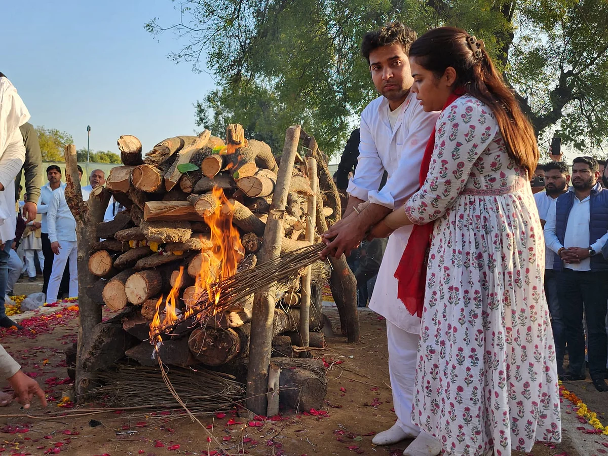 मुखाग्न्नी देते बेटा और बेटी