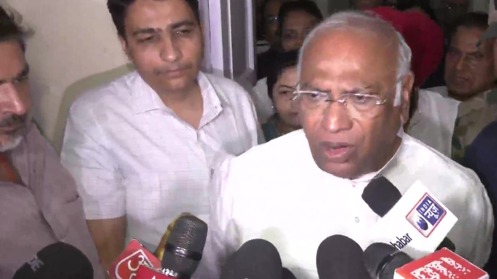 मल्लिकार्जुन खड़गे बोले- राहुल गांधी को निशाना बनाने की कोशिश की जा रही, लोकतंत्र में ये बोलने भी नहीं देते