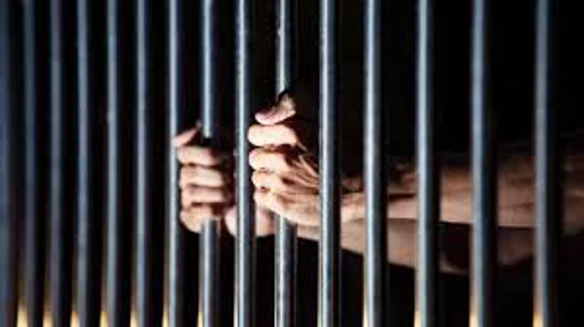 LCB ने २४ तासांत शाेधला चाेरटा; ग्रामस्थांनी पाेलीसांना बांधले फेटे