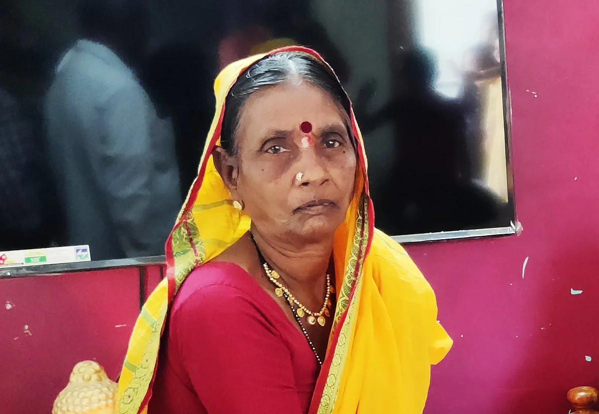 मुलाला अधिकारी केलं; अन् आई थांबली नाही..