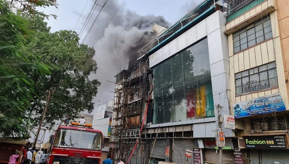 राजगुरूनगर येथे कपड्याच्या दुकानाला भीषण आग; लाखोंचे नुकसान