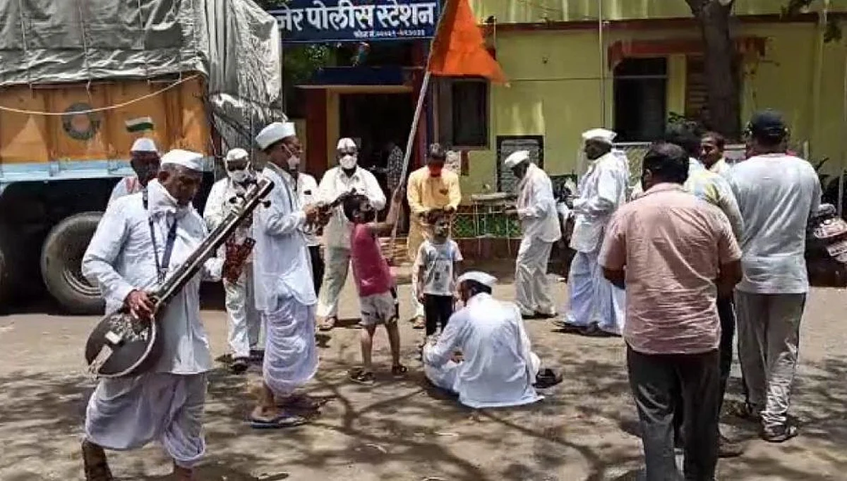 सरकारच्या निषेधार्थ पिंपळनेर पोलिस ठाण्याच्या बाहेर वारकऱ्यांचे आंदोलन