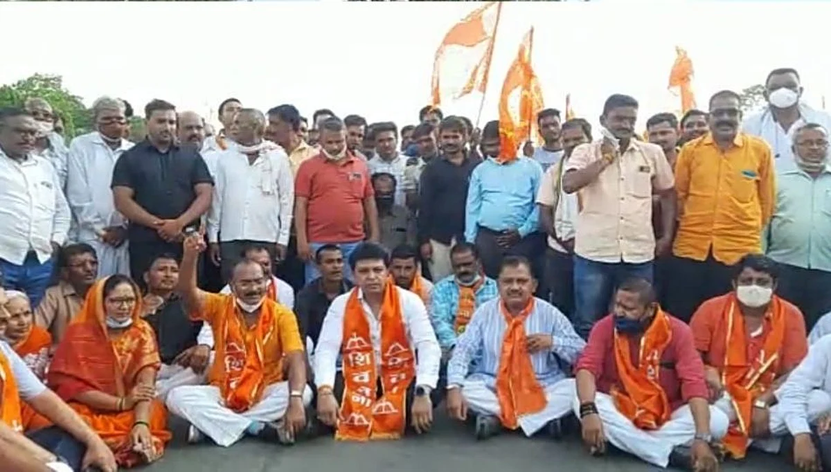 एरंडोलमध्ये शिवसेनेतर्फे रास्तारोको; महागाई व भाजप आमदारांच्या कृतीचा निषेध