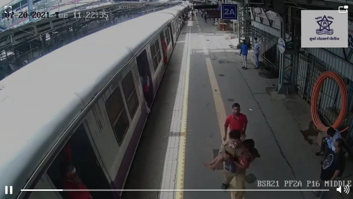 Breaking : रेल्वेतून पडलेल्या अल्पवयीन मुलाचे पोलीसाने वाचवले प्राण