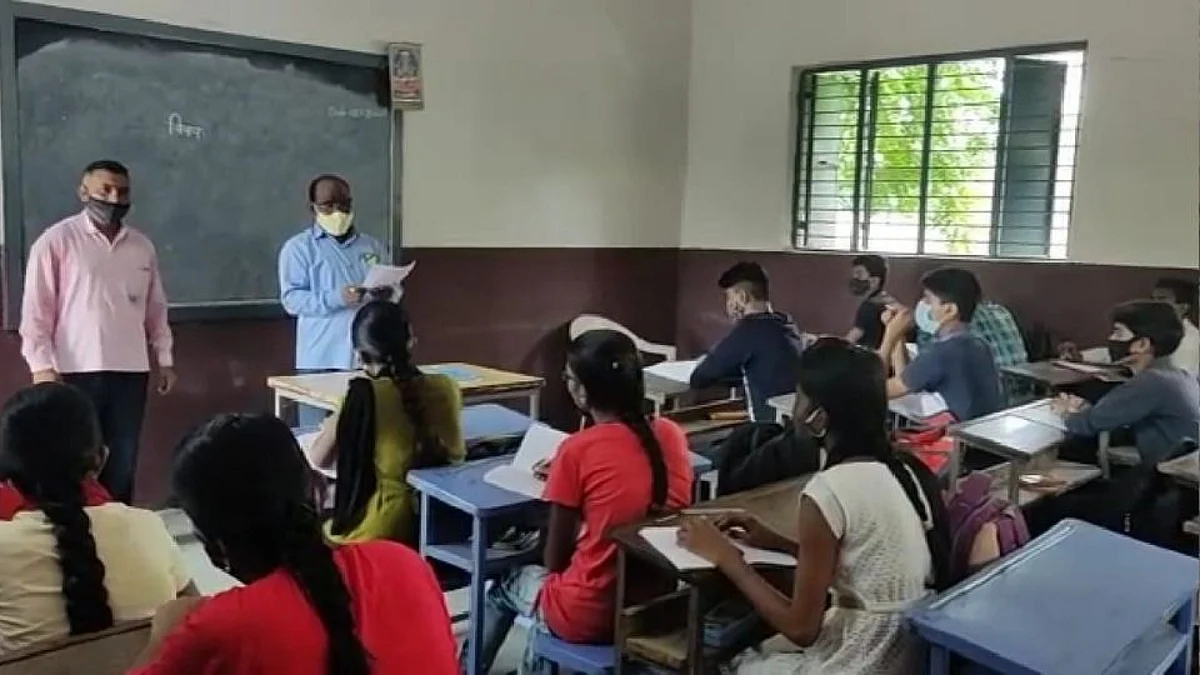 जळगाव जिल्ह्यात वाजली शाळांची घंटा; ३०६ गावातील शाळांमध्ये भरले वर्ग