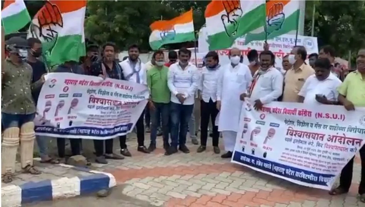 मोदींच्या घोषणांना प्रत्युत्तर देत युवक काँग्रेसचे आंदोलन