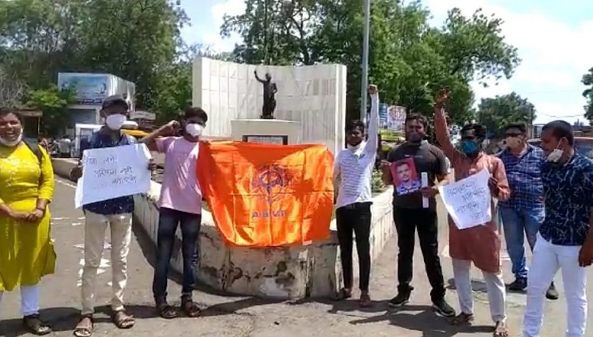 अखिल भारतीय विद्यार्थी परिषदेतर्फे धुळ्यात राज्य सरकारचा निषेध