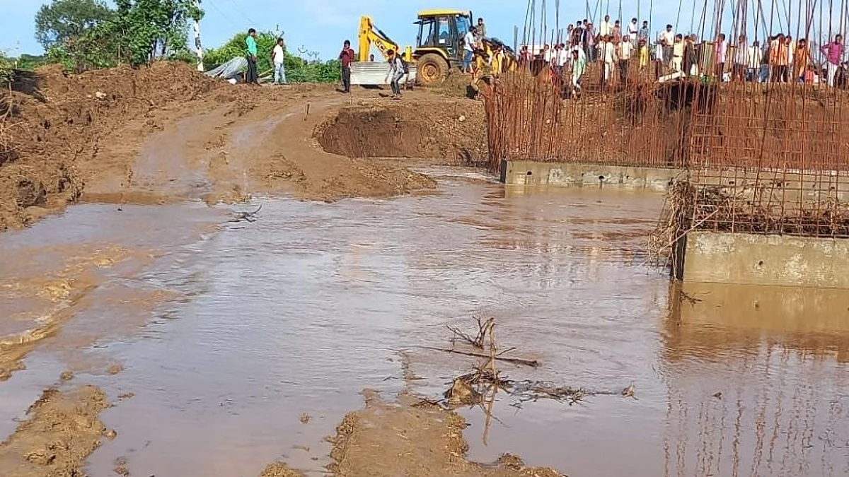 परभणीत पुरस्थिती; सततच्या पावसाने रस्ता गेला वाहून