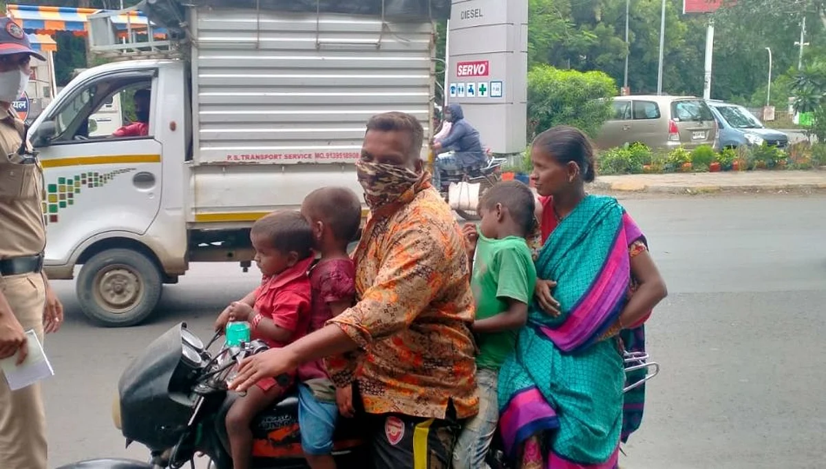 अबब...! एकाच दुचाकीवर सहा जण; पोलीसही चक्रावले