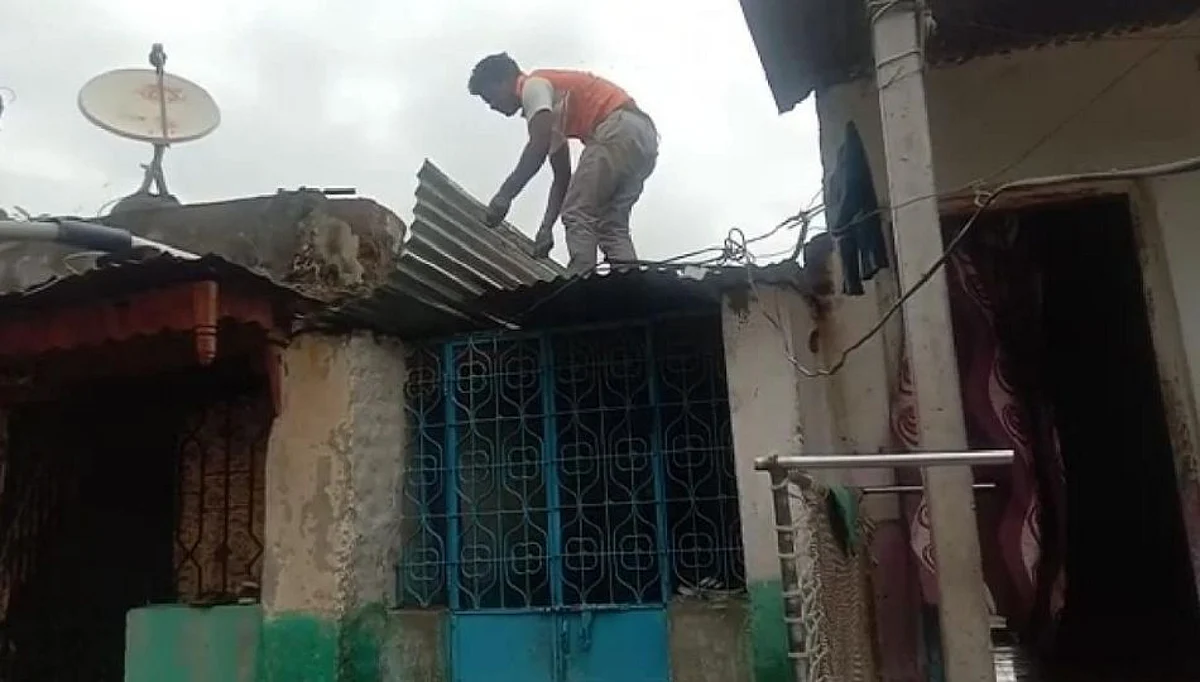 मध्यरात्रीनंतर जोरदार पाऊस; घरांवरील पत्रे उडाली