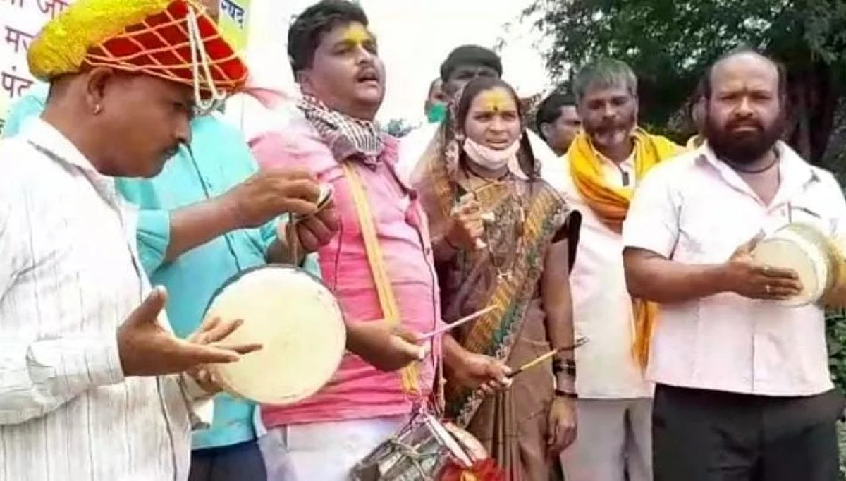 रस्त्यासाठी आधी खड्यात रक्तदान आंदोलन आता जागरण गोंधळ !