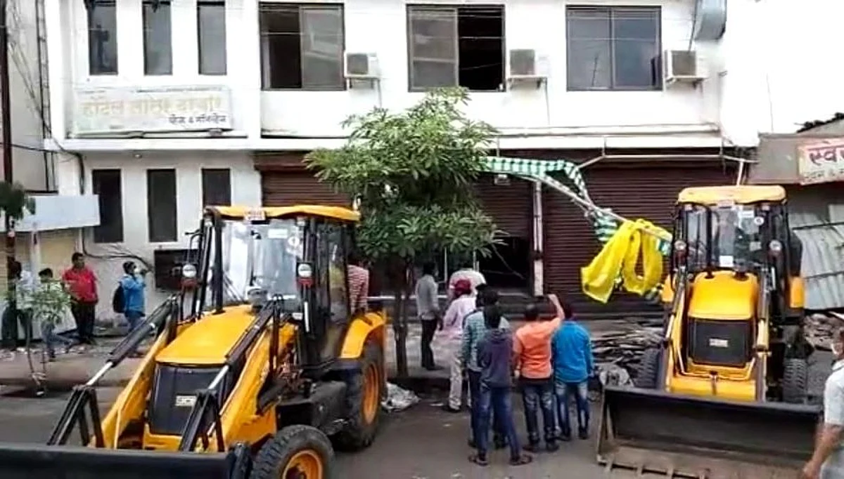 लातुरात अवैध बांधकामावर मनपाचा हातोडा, आयुक्त मित्तल यांची कारवाई
