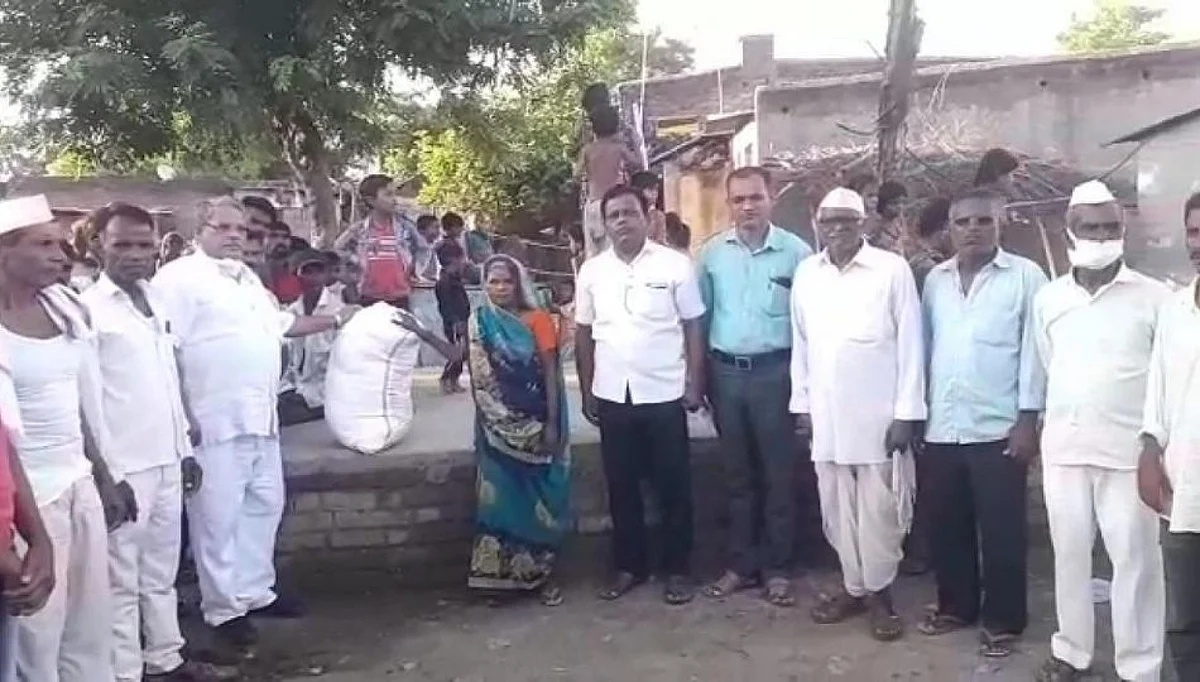 विज कोसळून कुटुंब निराधार; चारही कुटुंबांना पटेल परिवारातर्फे दोन महिन्याचे रेशन
