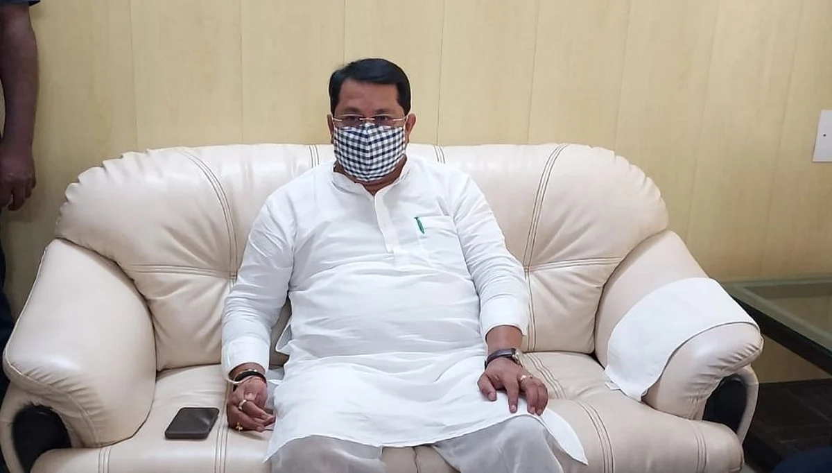 काठावर असलेल्यांना थांबवण्यासाठी भाजपचा खटाटोप - विजय वडेट्टीवार