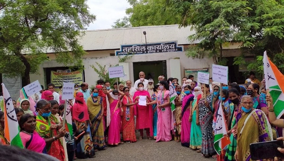 दरवाढ विरोधात राष्ट्रवादी काँग्रेसच्या महिलांचा मोर्चा