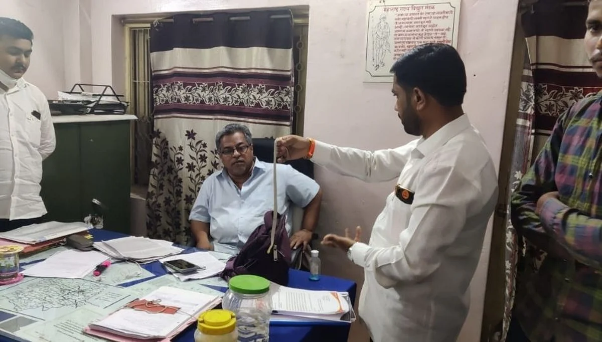 वीज वितरण कंपनीच्या कार्यालयात युवा सेनेने सोडला साप