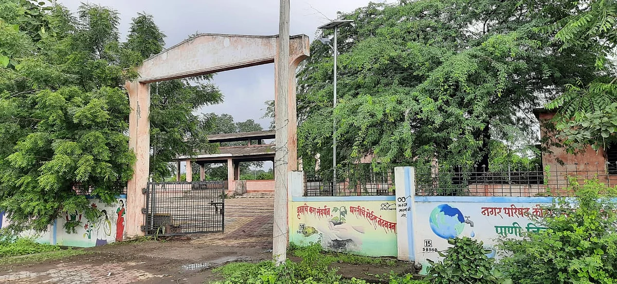 लोह्यातील स्मशानभूमीने कात टाकली; फळा-फुलांची वृक्ष लागवड