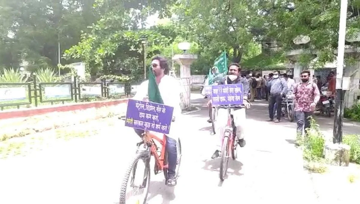 ‘वारे मोदी तेरा खेल सस्ती दारू मेहेंगा तेल..’ म्हणत महागाईविरोधात आंदोलन
