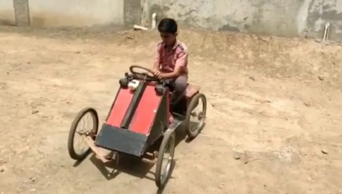 व्हॉट अ आयडीया..सायकलचे ब्रेक, मोटारसायकलचे ॲक्सीलेटर अन् चारचाकीची निर्मिती