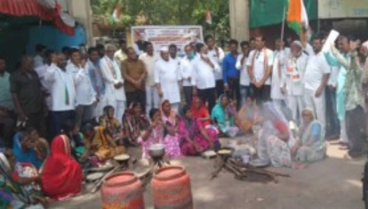 कॉंग्रेसने पेटविली चुल अन् भाजली पोळी