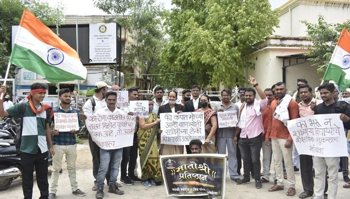 अवाजवी फी आकारणाऱ्या शाळांविरोधात कारवाई करण्याची मागणी