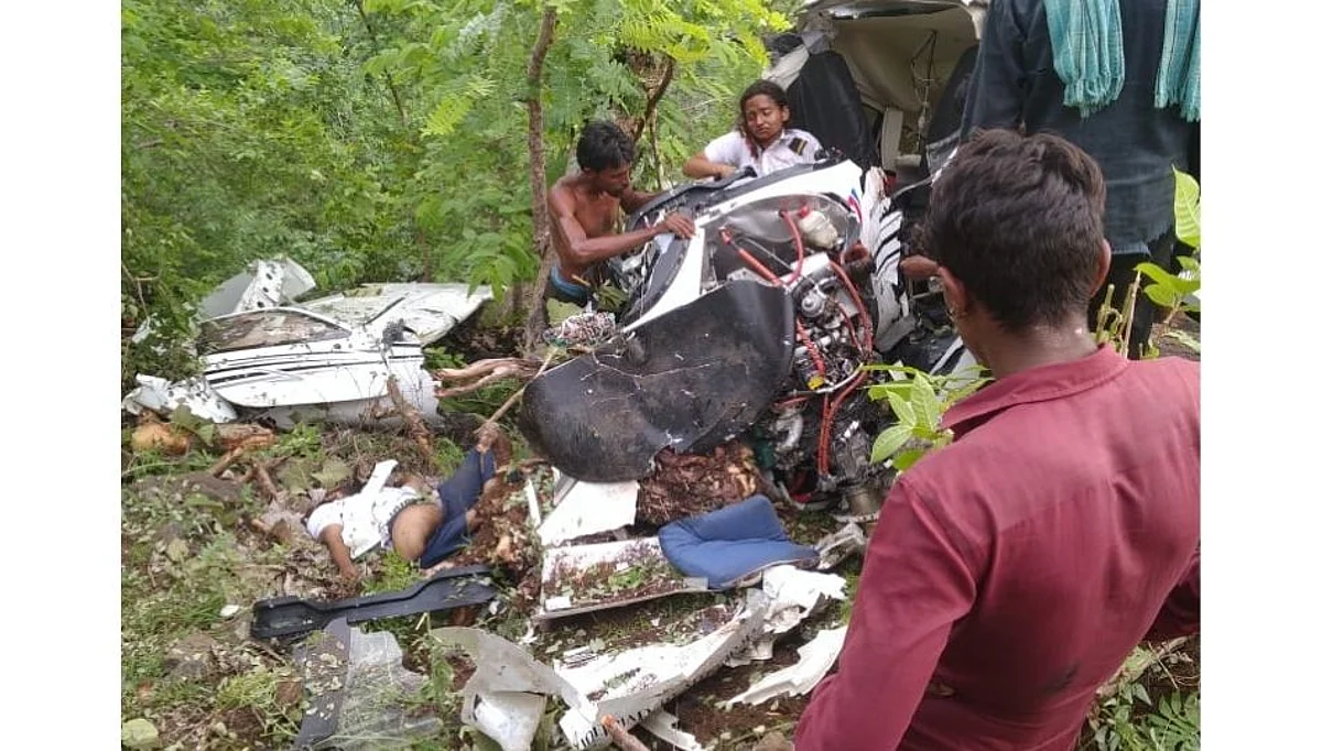 Breaking चोपडा शिवारात हेलिकॉप्टर कोसळले