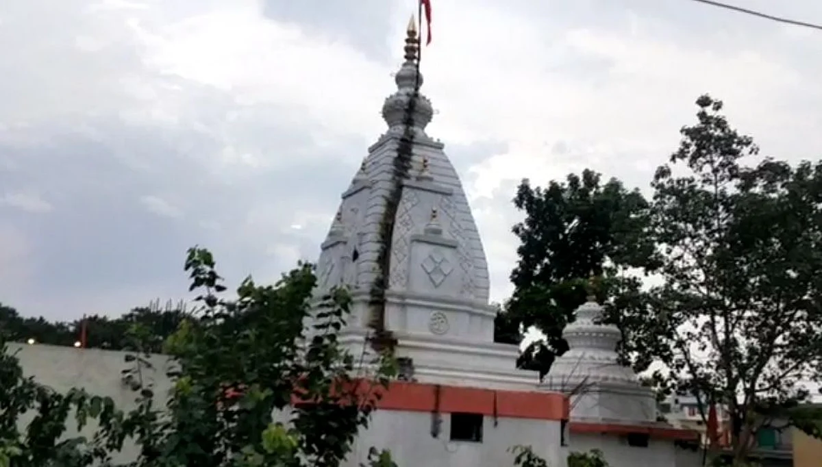 पुरातन शिव मंदिरावर कोसळली वीज !
