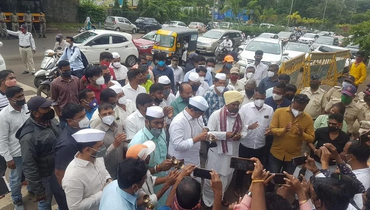 सेनेच्या आमदाराची वारक-यांसह जिल्हाधिकारी कार्यालयावर चाल