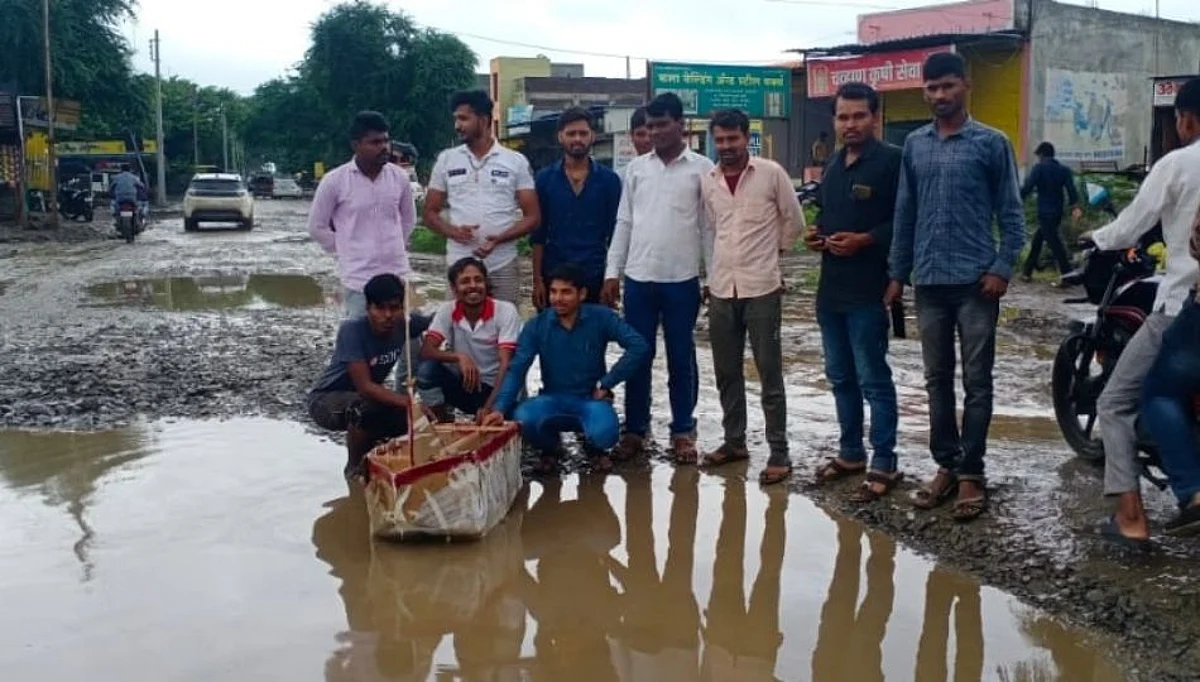 राष्ट्रीय महामार्गावर साचलेल्या पाण्यात जहाज सोडून युवकांची अनोखी गांधीगिरी !