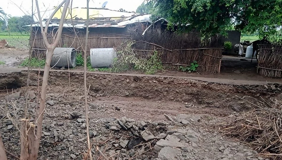 मुसळधार पावसाने परभणीतील गणपूर गावाचा मुख्य रस्ता गेला वाहून