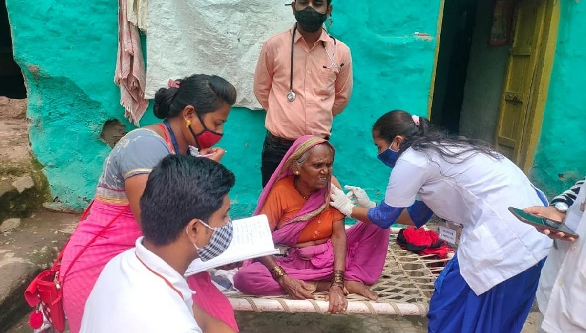 लसीकरणाने बदलली दृष्टी 70 वर्षाच्या आजीने पाहिली सृष्टी...