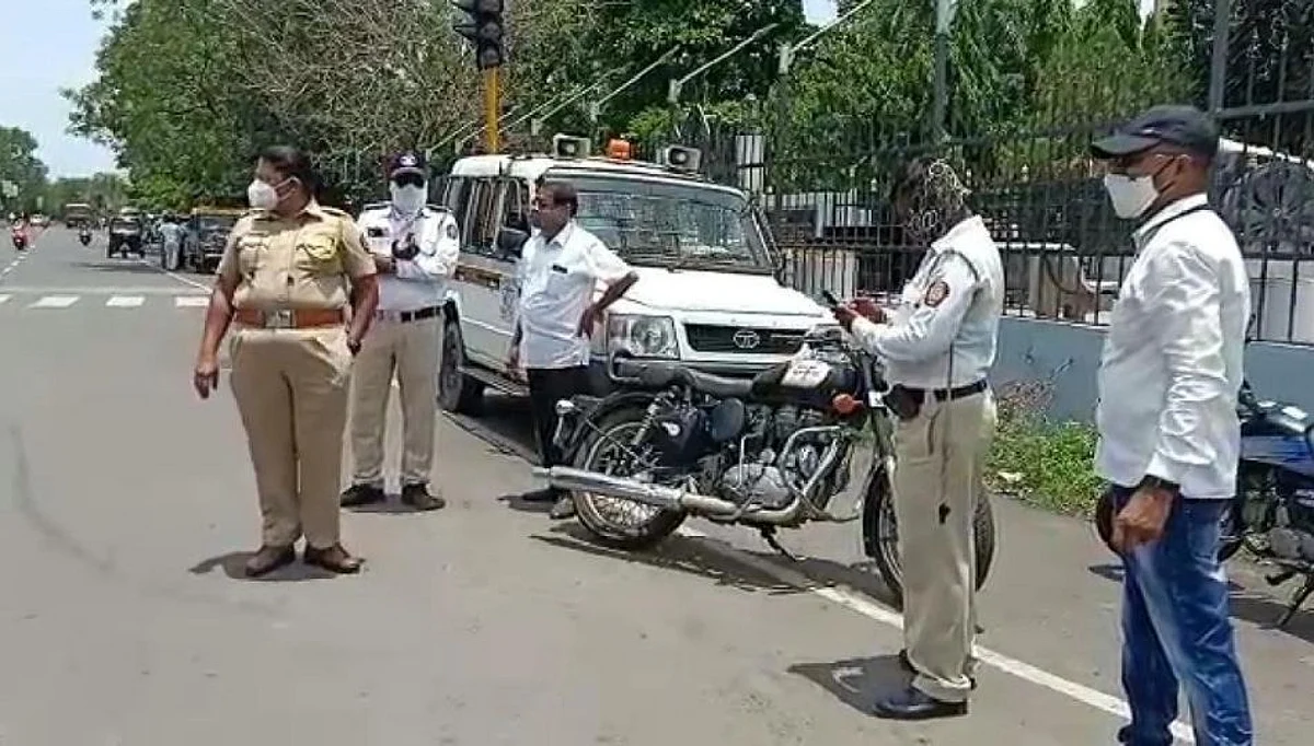 बेशिस्तपणे पार्किंग..रिक्षाचालकांविरोधात कारवाईचा बडगा; पाच रिक्षा ताब्यात