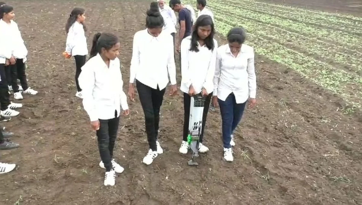 कौतुकाची थाप ! शेतकऱ्यांच्या मुलींनी तयार केले पेरणी यंत्र