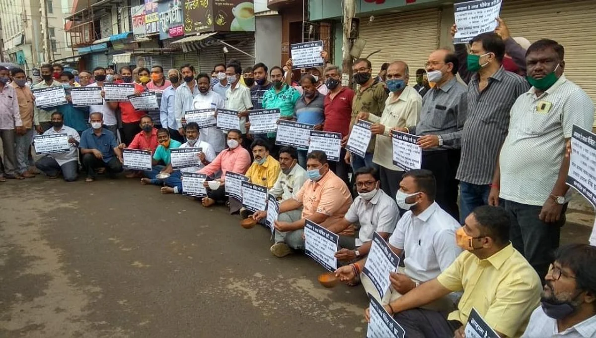 अधिका-यांनंतर सांगलीचे व्यापारी उतरले रस्त्यावर; निदर्शने सुरु