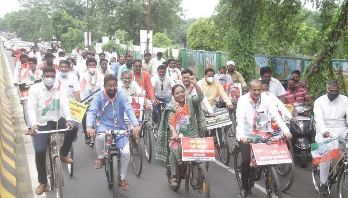 इंधन दरवाढ विरोधात विरोधात काँग्रेस ची सायकल रॅली