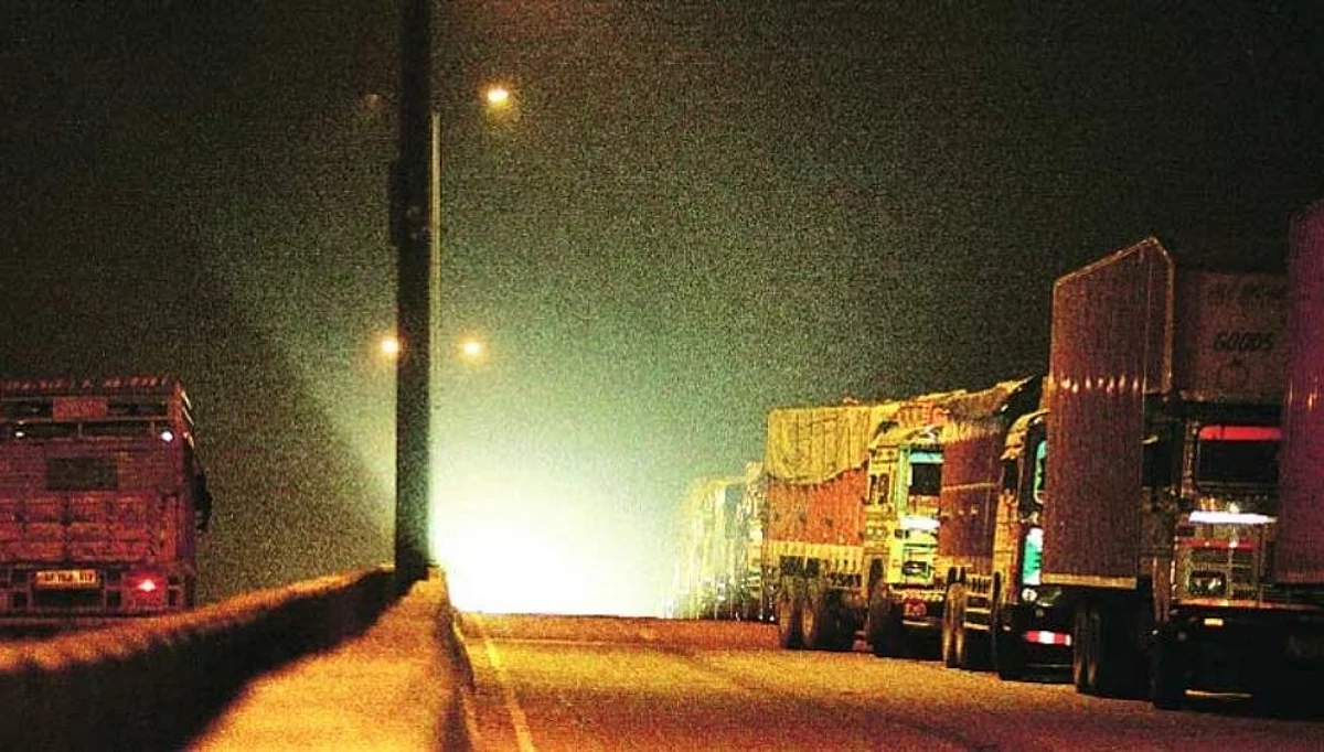 महामार्गावरचा थरार..ट्रक अडवत चालकाचे बांधले हातपाय; २७ लाखांचे कपडे लांबविले