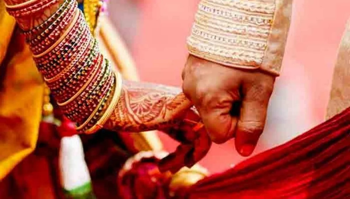 आंतरजातीय प्रेमविवाह केल्याने मुलीला मारहाण; सोशल मीडियामुळे पुन्हा नवरी मिळाली नवऱ्याला