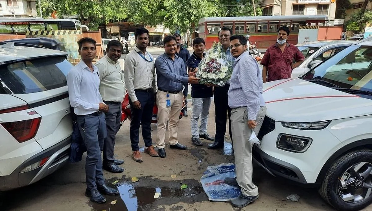 'त्या' बुडालेल्या कार मालकाला मिळाली नवी गाडी भेट