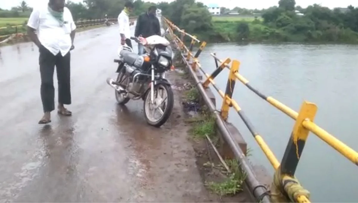 अपघातानंतर चंद्रभागा नदीत कोसळून दोन तरूणांचा मृत्यू..!