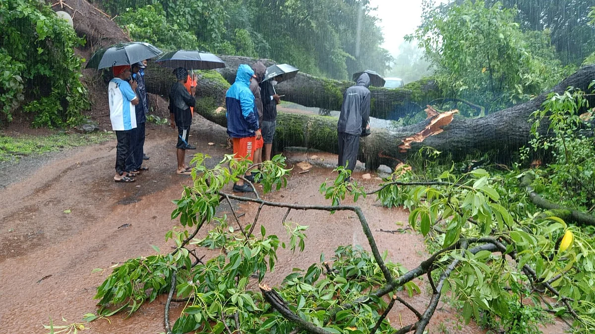 चिपळूनला निघालेली NDRF ची टीम अडकली संकटात; पाहा फोटो