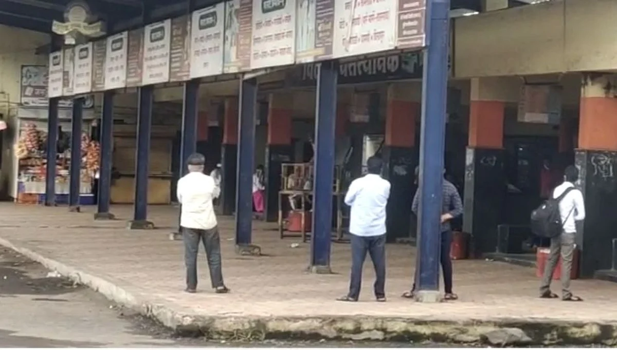 बसस्थानकात कपडे काढून धिंगाना! प्रकार कॅमेरात कैद