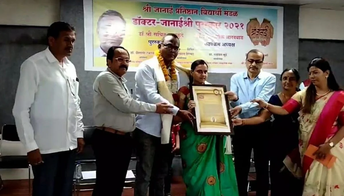 डॉ.सचिन बालकुंदे यांचा जानाई प्रतिष्ठानच्या वतीने सत्कार