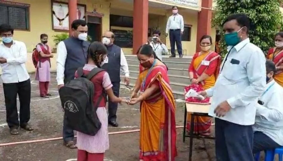 सोलापुर जिल्ह्यातील 335 गावांमध्ये आज वाजली शाळेची घंटा...