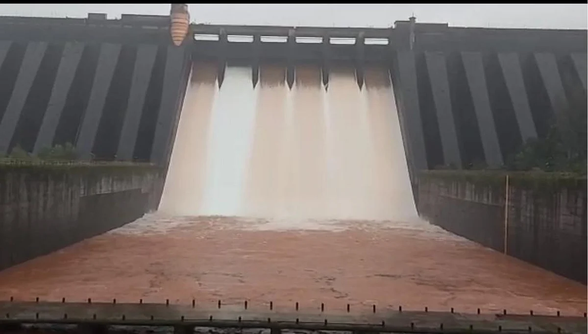 कोयना धरण व्यवस्थापनाचा नदीपात्रा जवळील गावांना सतर्कतेचा इशारा