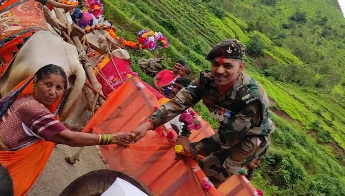 लढवय्या जवानाचे धुमधडाक्यात स्वागत; ग्रामस्थांचा ऊर भरुन आला