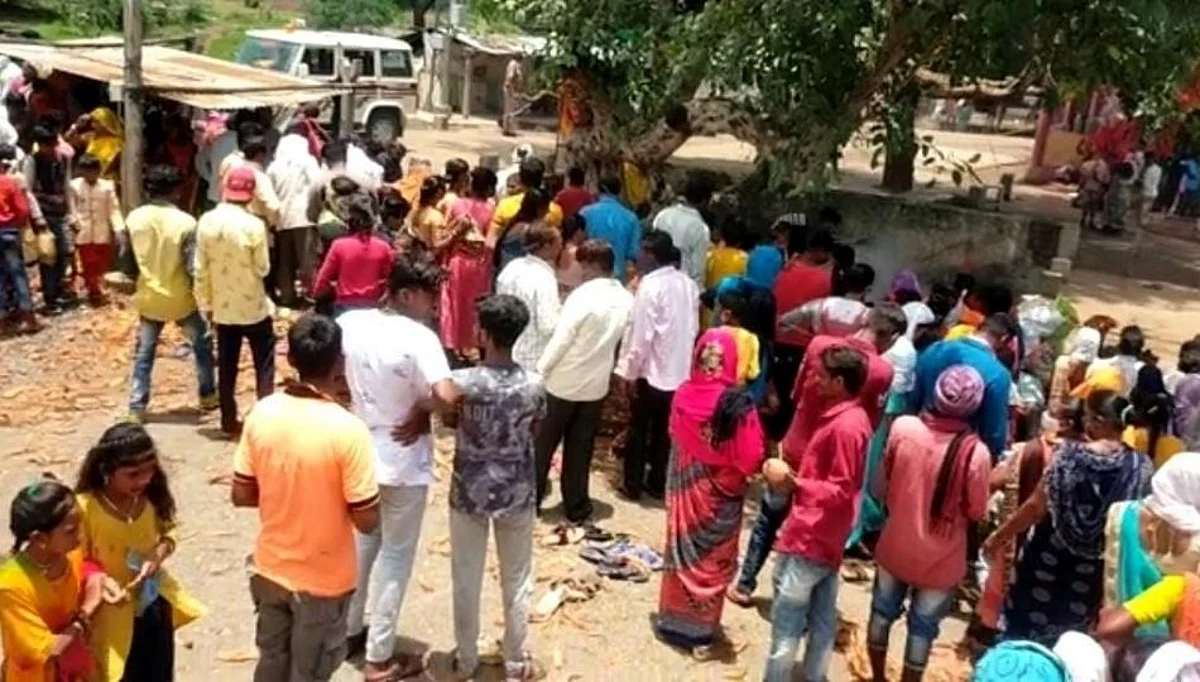 मंदिरात देवीच्या मूर्तीचे उघडले डोळे..भाविकांची गर्दी; काय आहे सत्य जाणून घ्या
