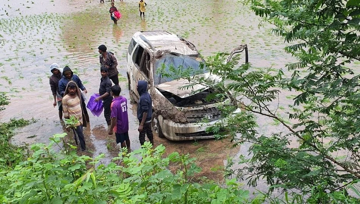 रस्त्यावरची भरधाव गाडी घुसली शेतात; शेतकामगारांची उडाली दैना