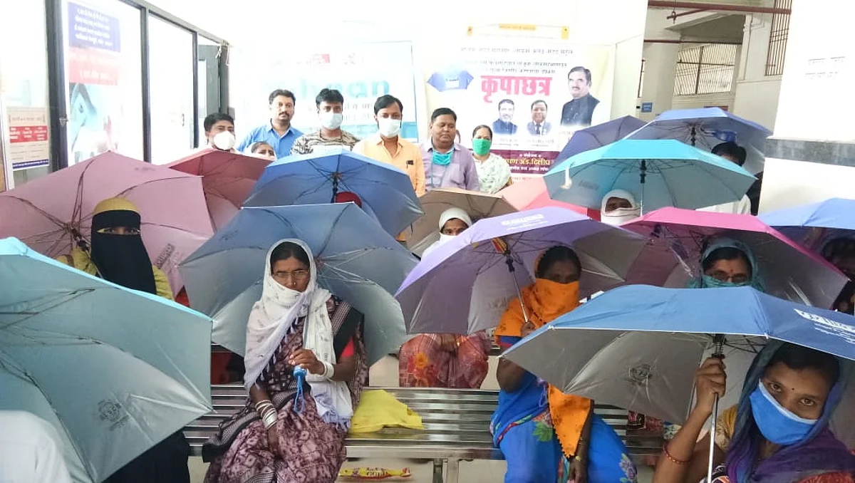 'कृपाछत्र' उपक्रमांतर्गत गरजूंना छत्र्यांचे वाटप- दिलीप ठाकूर