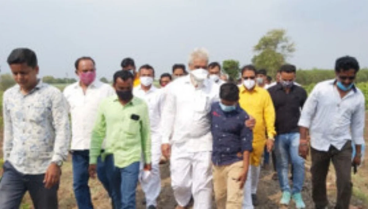 कृषिमंत्री दादा भुसेंच्या संवेदनशीलतेचे दर्शन; शेतकऱ्यांना दिले स्टेजवर स्थान