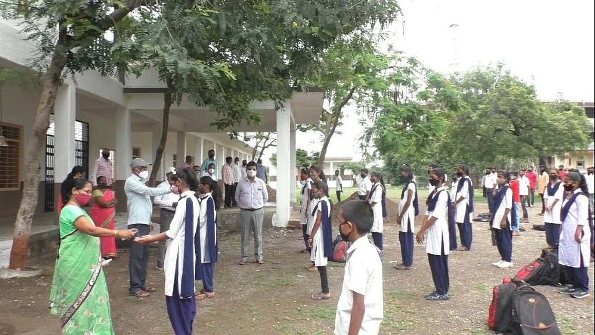 शाळेला चाललो आम्ही..धुळ्यातील ग्रामीण भागात शाळा सुरू